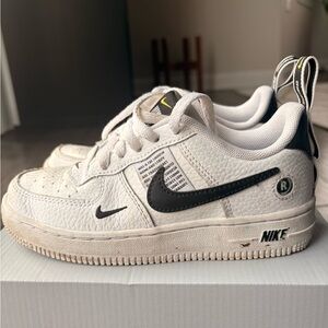 Nike Air Force 1 LV8 Utility PS White Black Shoes
See photos for wear and tear.